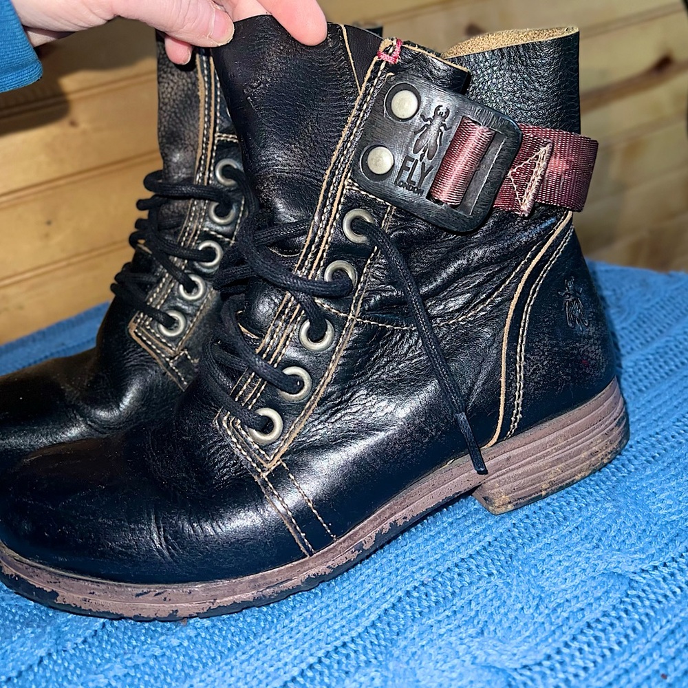 Women’s size 6.5/7 FLY LONDON leather boots